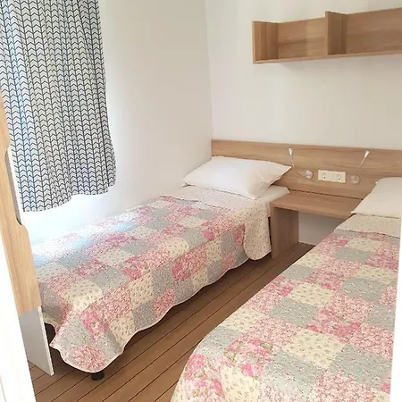 2 Bedrooms At Zivogosce 200 M Away From The With Furnished Garden And Wifi Hébergement de vacances