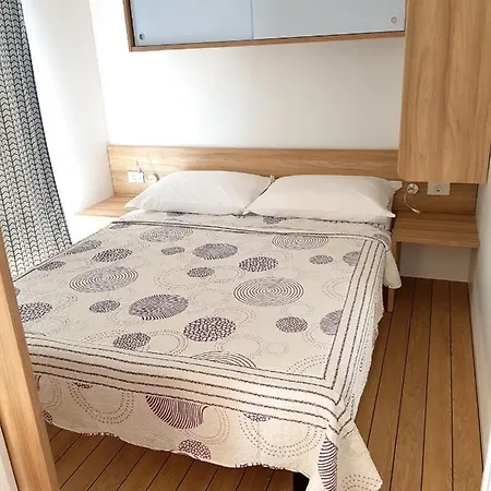 2 Bedrooms At Zivogosce 200 M Away From The With Furnished Garden And Wifi 포드고라
